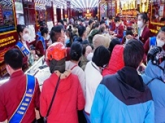 Thời điểm 18h30: Trời đã tối nhưng ngày hội của vàng tại Kim Tín chưa có dấu hiệu giảm nhiệt