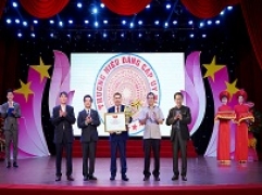 Kim Tín vinh dự được nhận Cup vàng Thương hiệu đẳng cấp uy tín