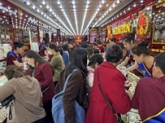 THỜI ĐIỂM 11h: Khách càng ngày càng đông, lễ hội vàng đang diễn ra tại KIM TÍN