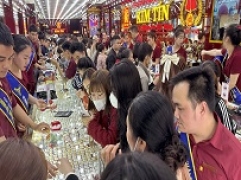 THỜI ĐIỂM 20h: khách chưa có dấu hiệu giảm, dòng người vẫn nườm nượp đổ về Kim Tín mua vàng cầu may