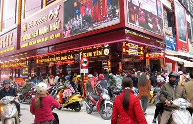 Thời điểm 22h: Khách vẫn chật kín cửa hàng, nhiều người lo sợ hết vàng