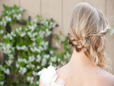 Cô dâu chọn tóc theo dáng váy cưới
