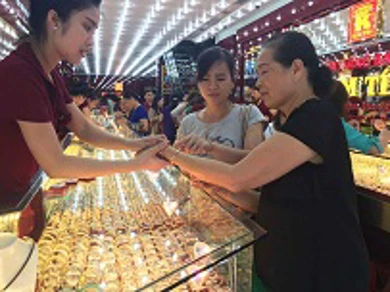 Thông tin thị trường vàng sáng 07.6.2017: Vàng thế giới tăng vọt, trong nước trầm lắng