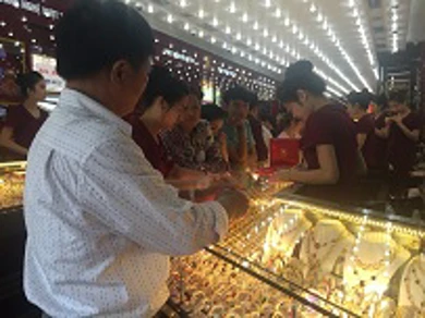 Thông tin thị trường vàng sáng 14.6.2017: Vàng giao động quanh mốc cũ