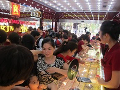 Thông tin thị trường vàng sáng 18.8.2017: Vàng thế giới trụ ở mốc cao, trong nước biến động nhẹ