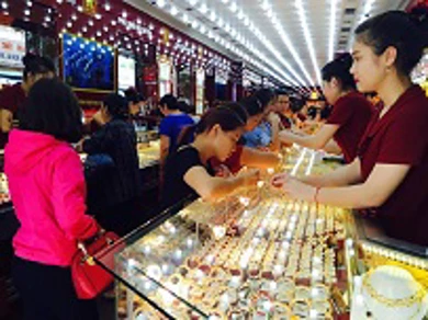 Thông tin thị trường vàng sáng 25.10.2017: Vàng trong nước quay đầu giảm