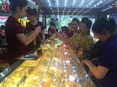 Thông tin thị trường vàng sáng 26.10.2017: Vàng trong nước nhích tăng ngược chiều thế giới