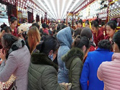 Khách ""đông như kiến"" mỗi lúc một tấp nập