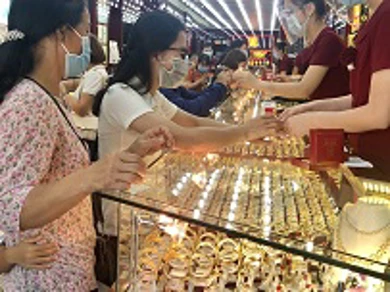 Bản tin thị trường vàng sáng 14/10: Vàng nhích nhẹ, trụ vững mức cao