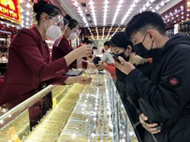 Bản tin thị trường vàng sáng 24/12: Giá vàng giảm nhẹ nhưng vẫn neo mức cao