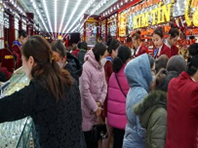 Bản tin thị trường vàng sáng 31/1/2023: Đúng phiên Thần Tài giá vàng giảm nhẹ, khách đông khủng khiếp