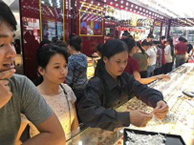 Bản tin thị trường vàng sáng 14/3/2023: Giá vàng thế giới tăng vọt