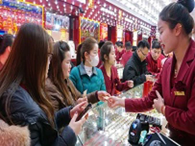 Thời điểm 8h: Không khí giao dịch vô cùng nhộn nhịp. Khách kín cửa hàng