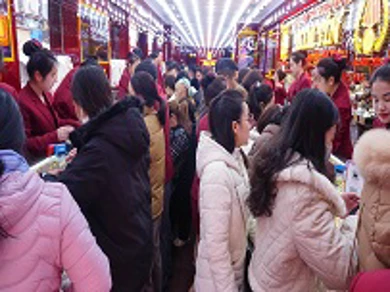 Thời điểm 12h trưa: Khách xếp hàng mua vàng đến quên ăn