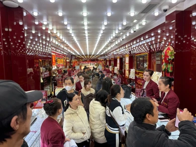 Bản tin thị trường vàng sáng 24/2/2026: Giá vàng trụ đỉnh cao