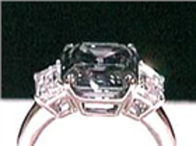 Viên kim cương xanh phá vỡ kỷ lục thế giới về giá bán