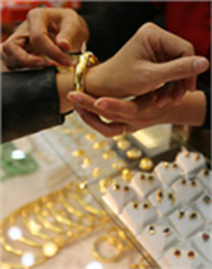 Giá vàng tiến nhanh tới mốc 1,8 triệu đồng/chỉ