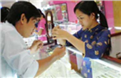 Vàng “cán” ngưỡng 1,8 triệu đồng/chỉ