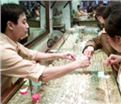 Vàng giảm, dầu và USD lập kỷ lục mới