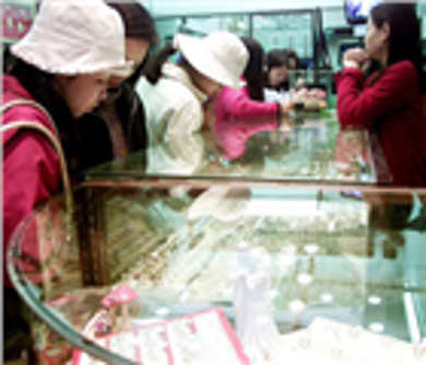 Giá vàng tăng, dầu và USD lại lập kỷ lục