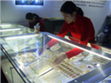 Giá vàng giảm mạnh, thị trường rất sôi động