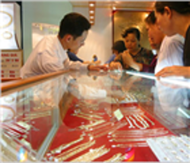 Vàng ""ngã ngựa"", giao dịch tăng vọt