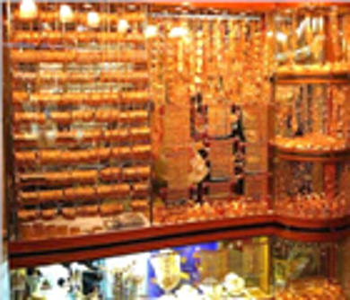 Vàng “bất động”, dầu tăng giá