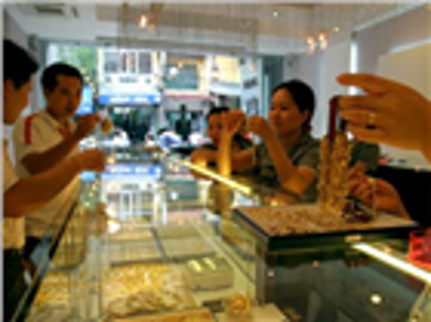 Vàng bất ngờ rớt xuống 16,75 triệu đồng/lượng