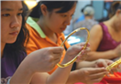 Giá vàng thế giới bật mạnh, trong nước cầm chừng