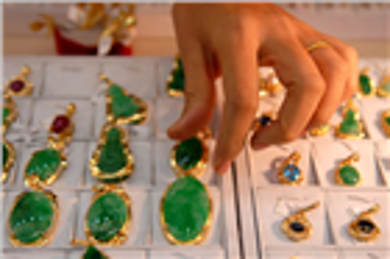 Vàng vững giá bất chấp áp lực bán tháo mạnh