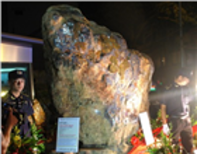 Khối saphia nặng 15 tấn