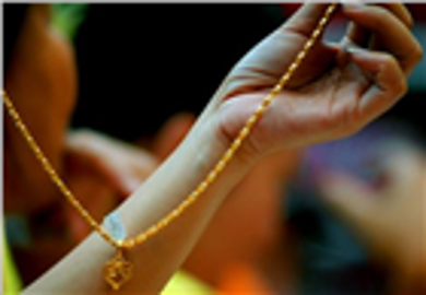 Vàng tiếp tục giảm giá, sức mua tăng