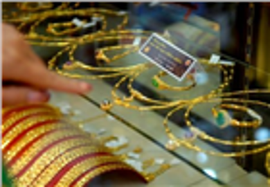 Giá vàng thế giới tăng mạnh, trong nước đi xuống