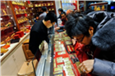 Dân Trung Quốc đổ xô đi mua vàng