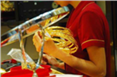 Giá vàng giảm, đôla tăng mạnh