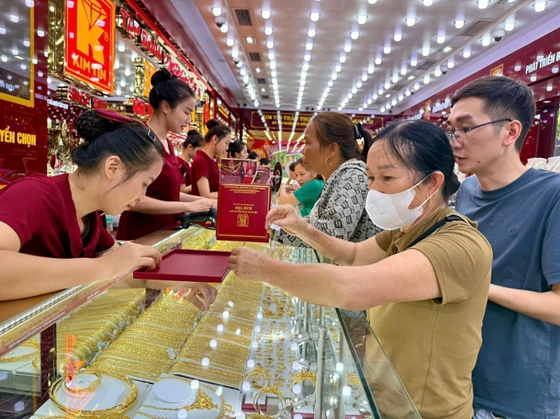 Bản tin thị trường vàng sáng 6/9/2025: Giá vàng phi mã vượt quá mốc 135 triệu/lượng