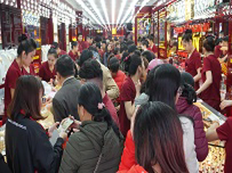 Thông tin thị trường vàng sáng 18.2.2019: Giá vàng trong nước tiếp tục thu hẹp khoảng cách mua - bán