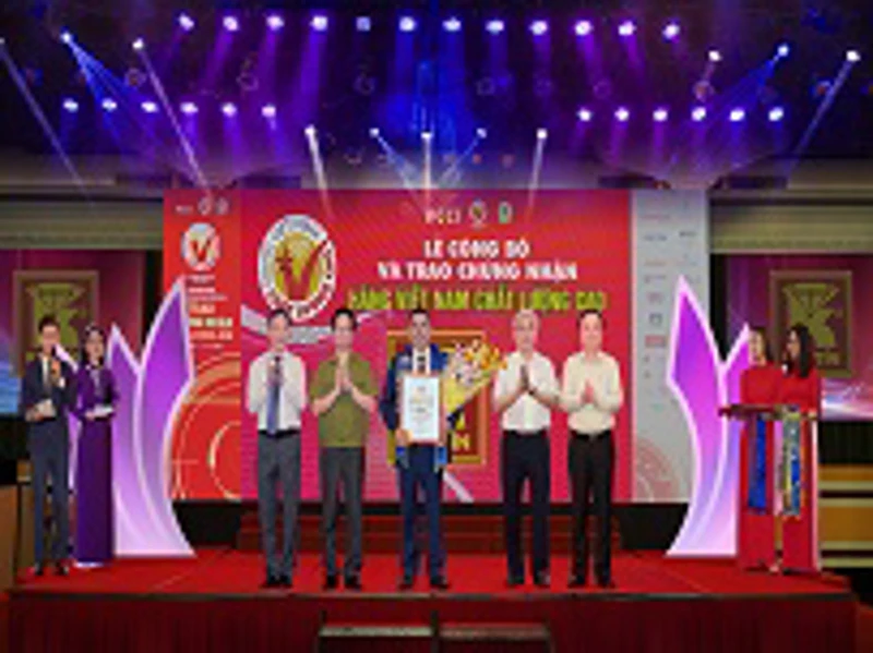 Kim Tín vinh dự tiếp tục được trao danh hiệu Hàng Việt Nam chất lương cao