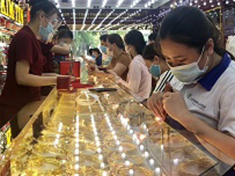 Bản tin thị trường vàng sáng 12/11: Vàng tăng kỷ lục chọc thủng ngưỡng 60 triệu