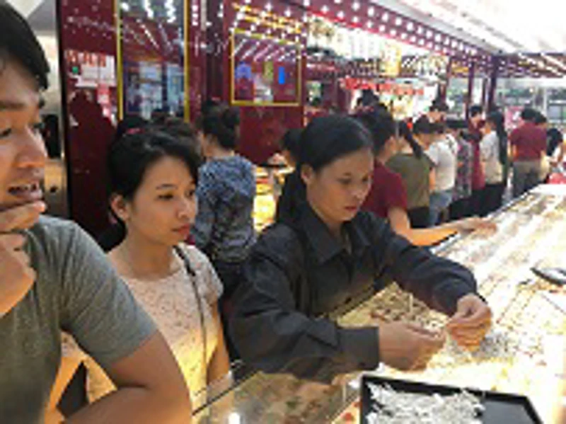 Bản tin thị trường vàng sáng 14/3/2023: Giá vàng thế giới tăng vọt