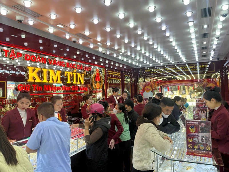 Bản tin thị trường vàng sáng 23/10/2025: Giá vàng thế giới giảm, trong nước biến động không đồng nhất