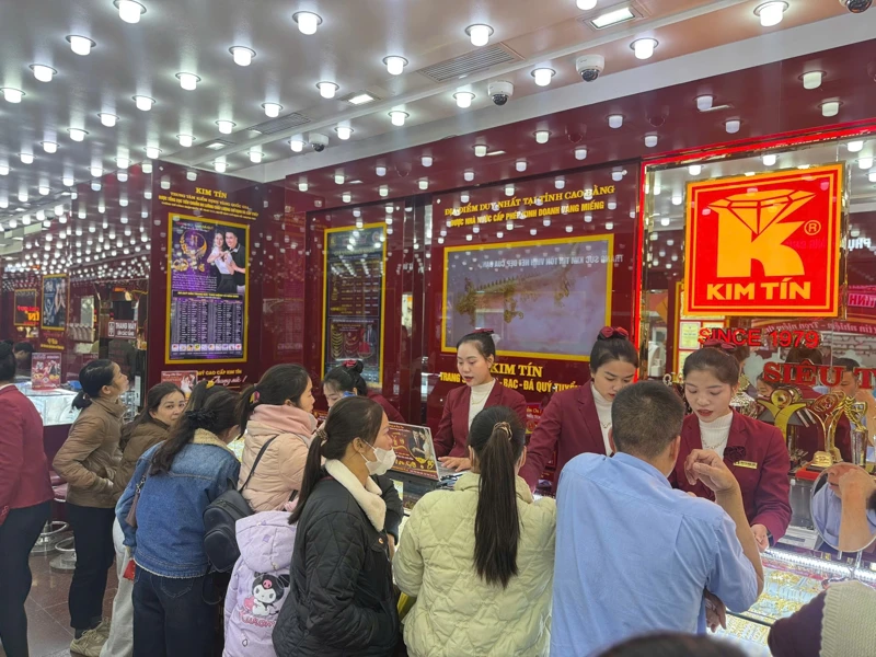 Bản tin thị trường vàng sáng 19/12/2025: Giá vàng SJC vững vàng trên đỉnh cao