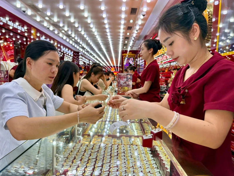 Bản tin thị trường vàng sáng 13/10/2025: Đầu tuần vàng lại tăng giá