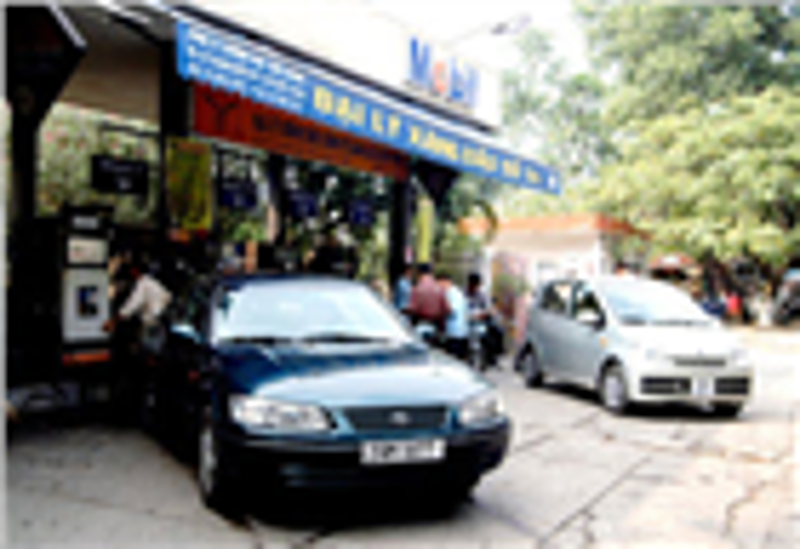 Xăng tăng giá 900 đồng/lít