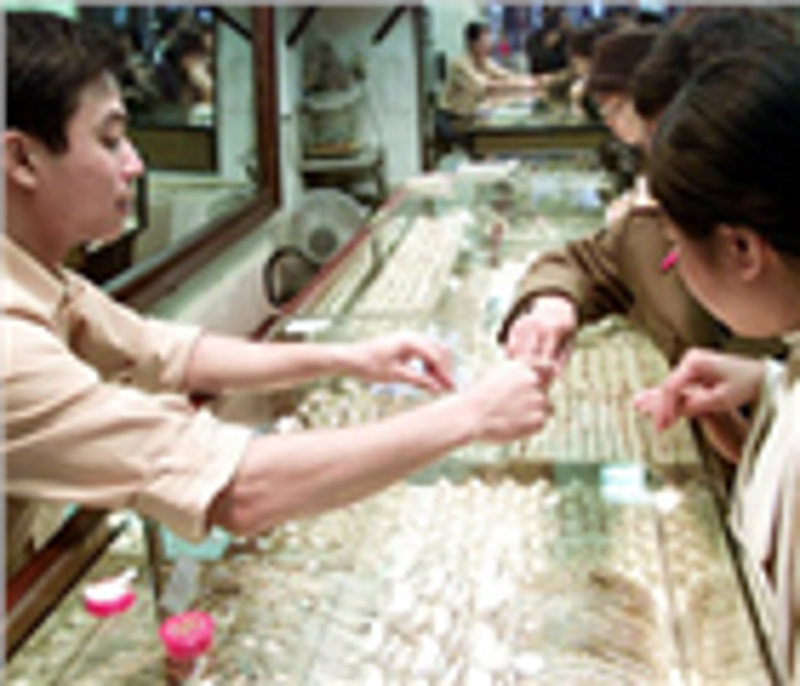 Giá vàng và giá dầu giảm mạnh