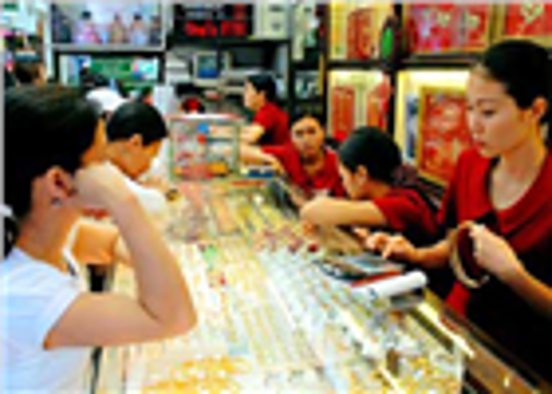 Vàng neo giá cao, đôla giảm nhẹ