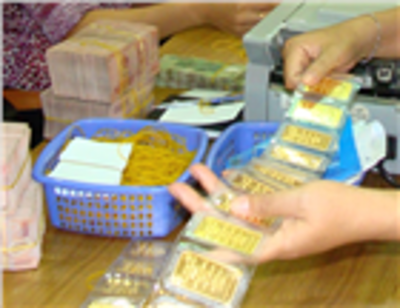 Giá vàng vượt 48 triệu đồng, dân đổ đi mua trang sức