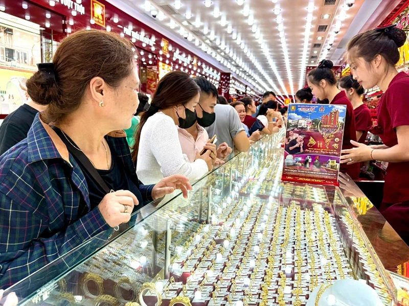 Bản tin thị trường vàng sáng 12/9/2025: Giá vàng quay đầu giảm sâu